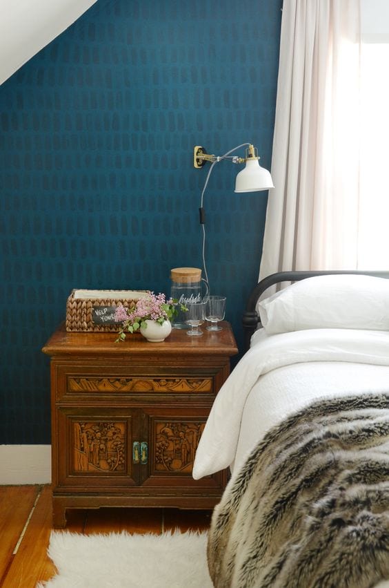 A simple DIY Wall Decor Idea to use brushstrokes as an interesting focal wall