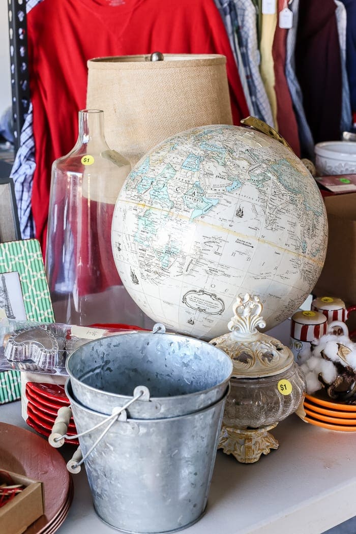 8 Apps to Up Your Thrifting Game | A list of the best apps to browse secondhand items online as alternatives to Craigslist and Facebook Marketplace for finding thrifty deals. 