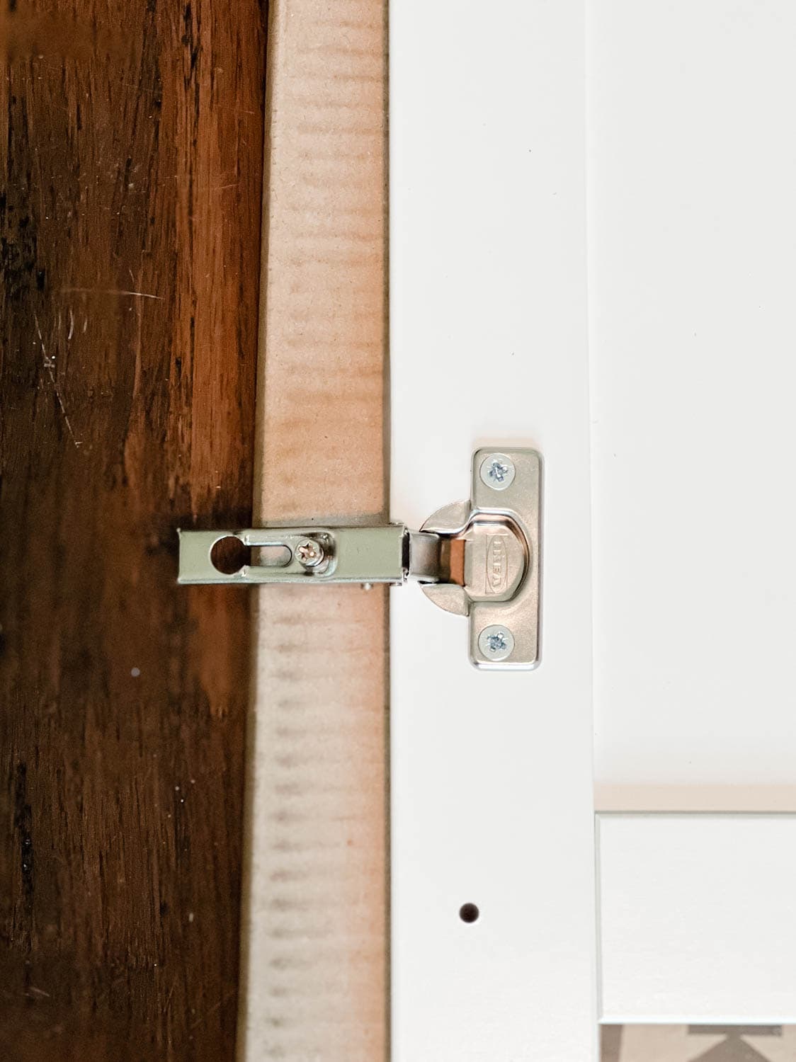 hinges screws to Oxberg doors for hanging to shelves