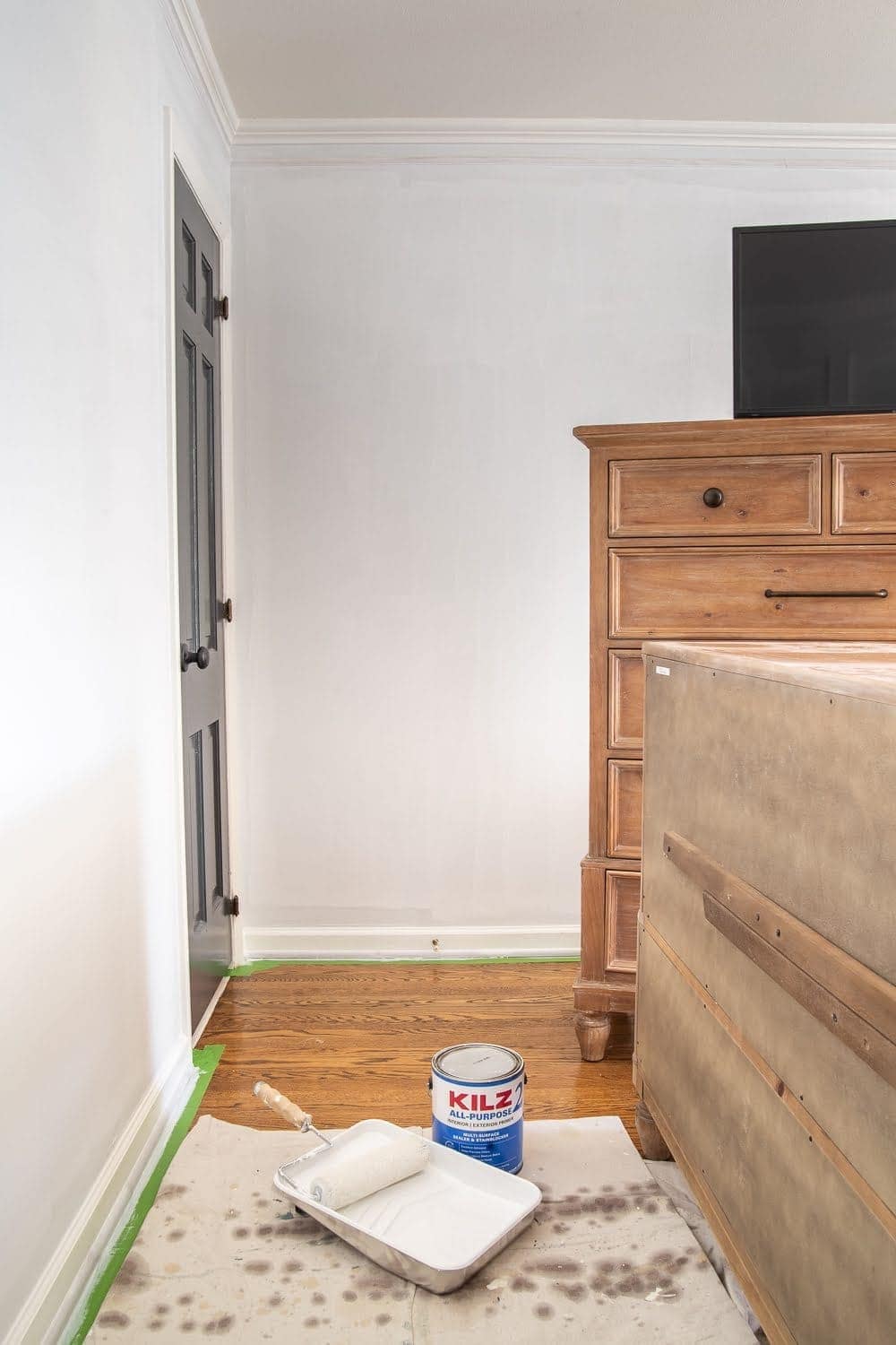 5 rules about primer and paint we wish we had known as beginner DIYers and how to create a paint finish on walls, doors, trim, and moldings that last. | Master Bedroom Refresh with Kilz®