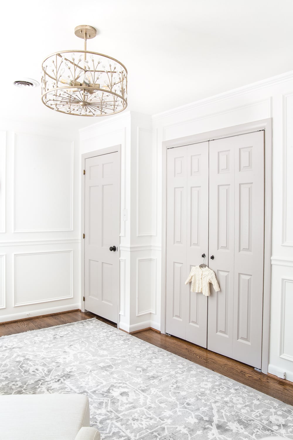 A round-up of taupe and gray trim paint inspirations for a modern-meets-classic look and the best paint colors to pull it off. #graytrim #taupetrim