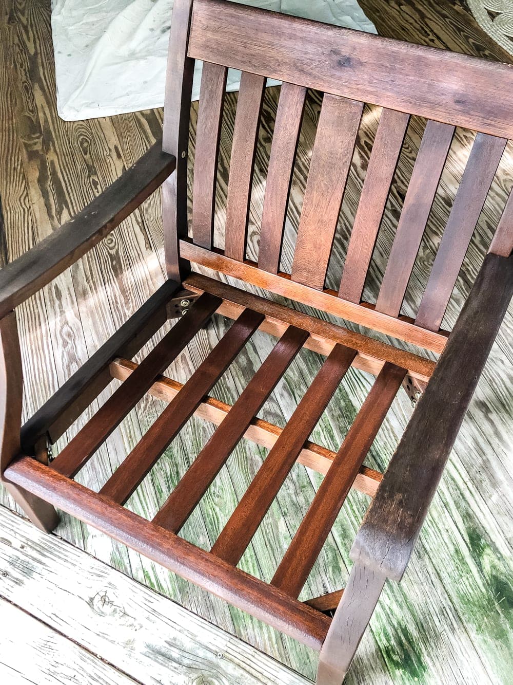 How to Restore Outdoor Wood Furniture | blesserhouse.com - How to make your dry, worn out wood furniture look like new and how to thoroughly clean outdoor cushions. #outdoorfurniture #restorewood