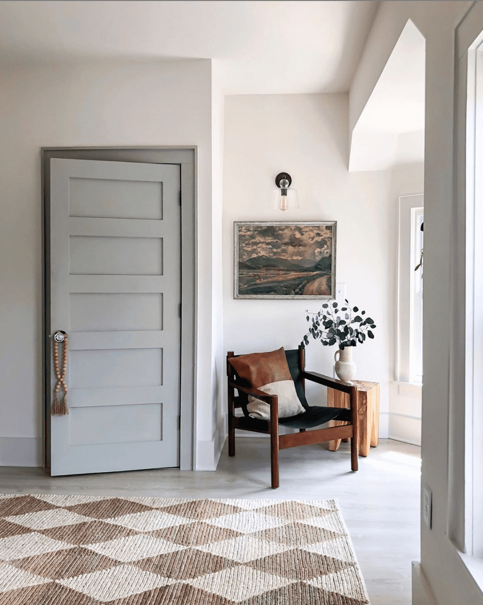 A round-up of taupe and gray trim paint inspirations for a modern-meets-classic look and the best paint colors to pull it off. #graytrim #taupetrim